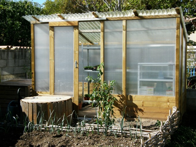 Jardin :
construction d'une serre, d'un composteur et d'un puits. Culture de légumes bio, plantes aromatiques et fleurs