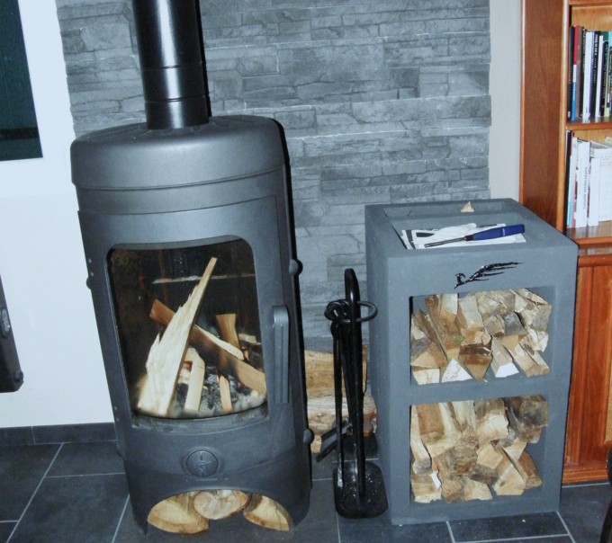 Le Cube à Bois est un porte bûches à 3 ou 4 compartiments. Pour le rangement de bûches en 30cm et 50cm,le petit bois et les accessoires.
Le complément idéal pour votre poêle à bois, votre barbecue.